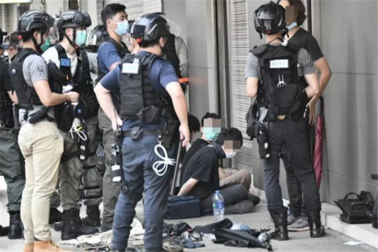 聚焦“兩會”：小泥人與香港五大紀律部隊一起力挺“港區國安法”2.jpg