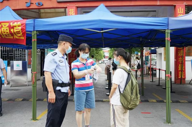 高考考生在開考前2小時丟失身份證，民警啟動應急方案，不到10分鐘解決3.jpg