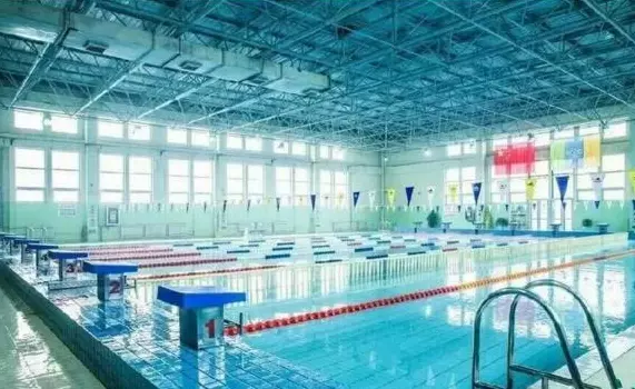 夏天防溺水不松懈，青島市全民健身中心游泳學(xué)習(xí)刻不容緩1.png