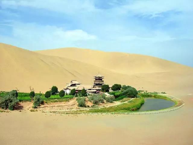 甘肅月牙泉景區(qū)與小泥人合作背景.jpg